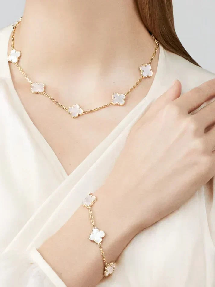 CLOVER | Ketting met 10 klavers Wit