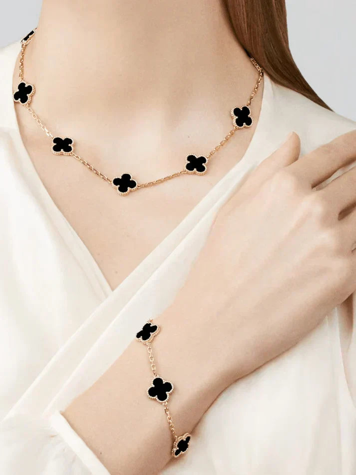 CLOVER | Ketting met 10 klavers Zwart