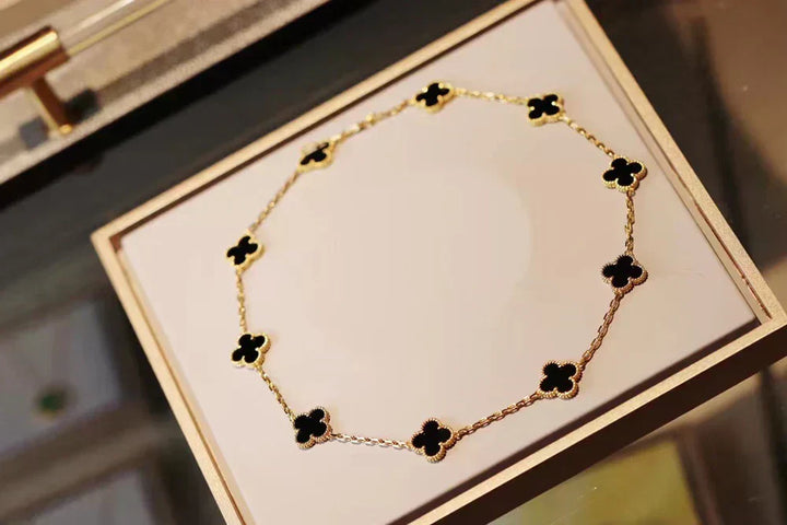CLOVER | Ketting met 10 klavers Zwart